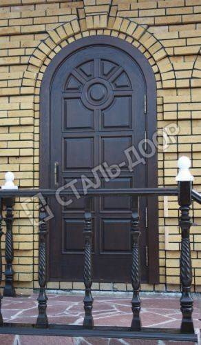 Арочная дверь для административного здания с отделкой филенчатым МДФ