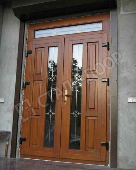 Массивная элитная дверь для коттеджа со стеклом, ковкой и фрамугой